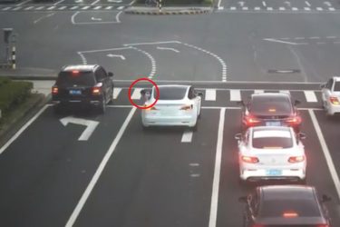 VÍDEO: Criança cai de janela de carro e é salva por outros motoristas