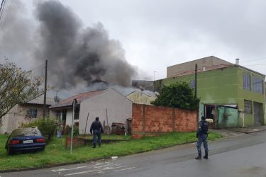 Incêndio destrói casa e mobiliza bombeiros na CIC
