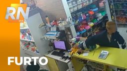 Falso cliente em loja de mercado pet: câmera flagra homem furtando celular de funcionário