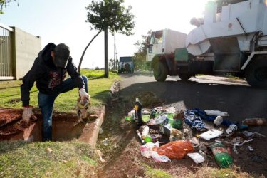 Prefeitura de Maringá retira quase 200 toneladas de materiais em limpeza de bocas-de-lobo