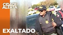 Policial rodoviário grita com colega em atendimento a acidente do pai da Magó