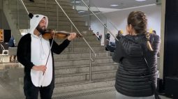 Existe amor em Curitiba: músico faz serenata para namorada em aeroporto