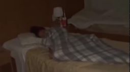 VÍDEO: Turistas encontram intrusa dormindo pelada em quarto de hotel