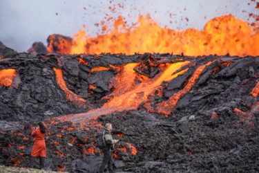 Imagens impressionantes: vulcão entra em erupção e mobiliza autoridades