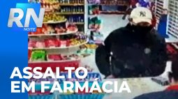 Um assaltante armado roubou uma farmácia em Cascavel e câmeras registraram a ação