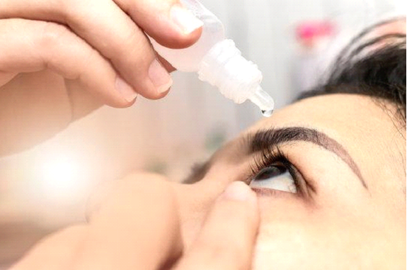 Gesundheitsmonitor: Erfahren Sie, wie Sie Augentropfen richtig anwenden