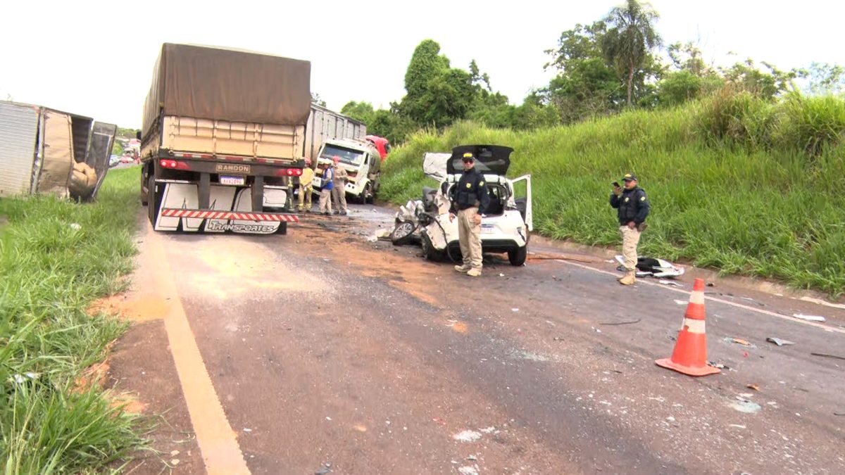 Caminhão na contramão causa acidente com 11 veículos na BR-467, em Cascavel