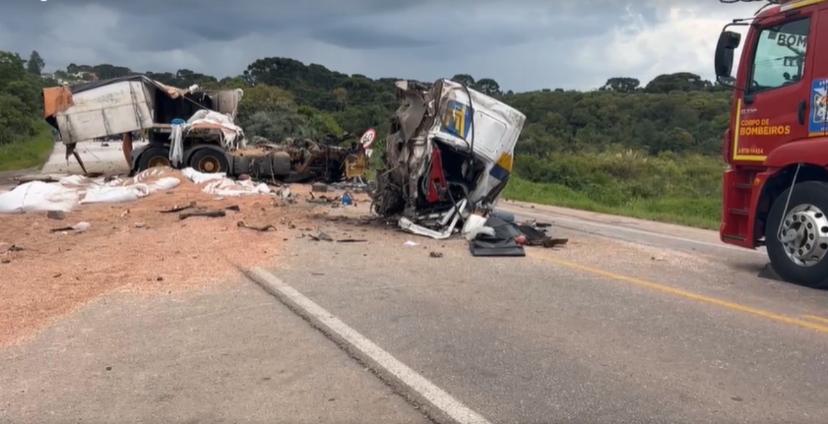 VÍDEO FORTE: Caminhão se desmonta em acidente entre 2 carretas na Rod. do Xisto