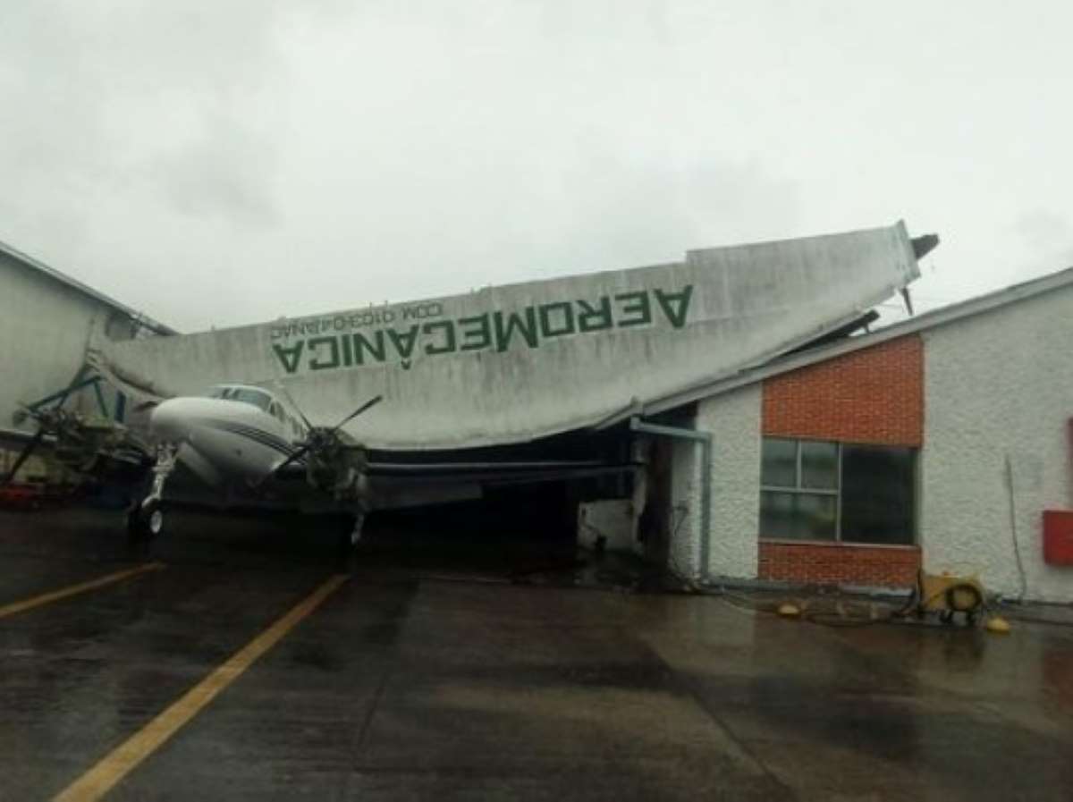 Telhado de aeroporto despenca, raio atinge homem e enchentes; veja o cenário em Curitiba