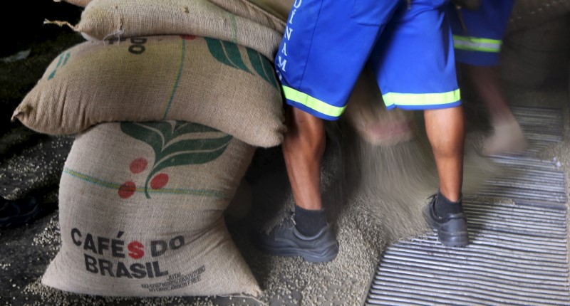 Exportação de café do Brasil cai 12,8% em julho com entraves logísticos, diz Cecafé