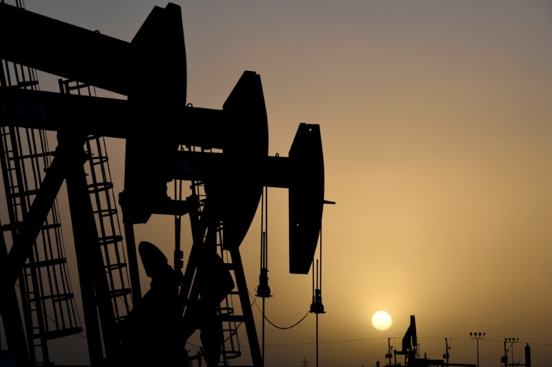 Preços do petróleo recuam após cortes de preços da Arábia Saudita
