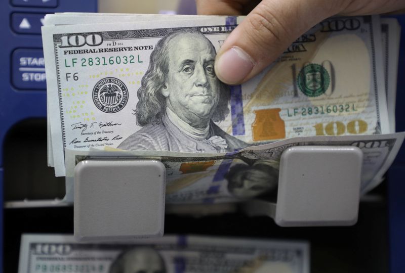 Dólar sobe ante real com dados dos EUA, Copom e fiscal no radar