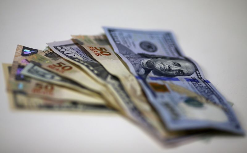 Dólar fecha em queda após garantias de Guedes, mas tem maior alta semanal desde julho