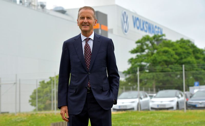 Diess diz que permanecerá como CEO da VW e descarta eliminar combustíveis fósseis