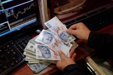 Lira turca atinge novas mínimas com expectativa de outro corte de juros