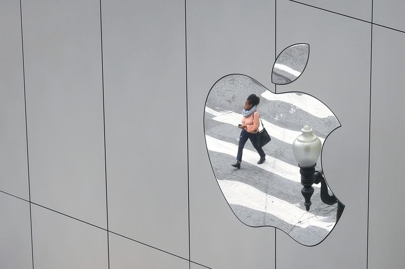 Apple diz a funcionários que têm direito de discutir salários e condições de trabalho