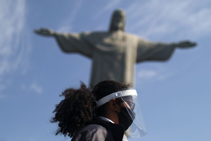 Máscaras, distanciamento e muitos infectados: como Covid-19 tem perdido força no Brasil