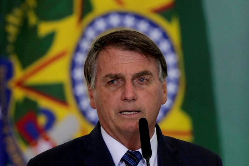 Bolsonaro fala em vacinação no pior dia de mortes por Covid e é alvo de panelaços