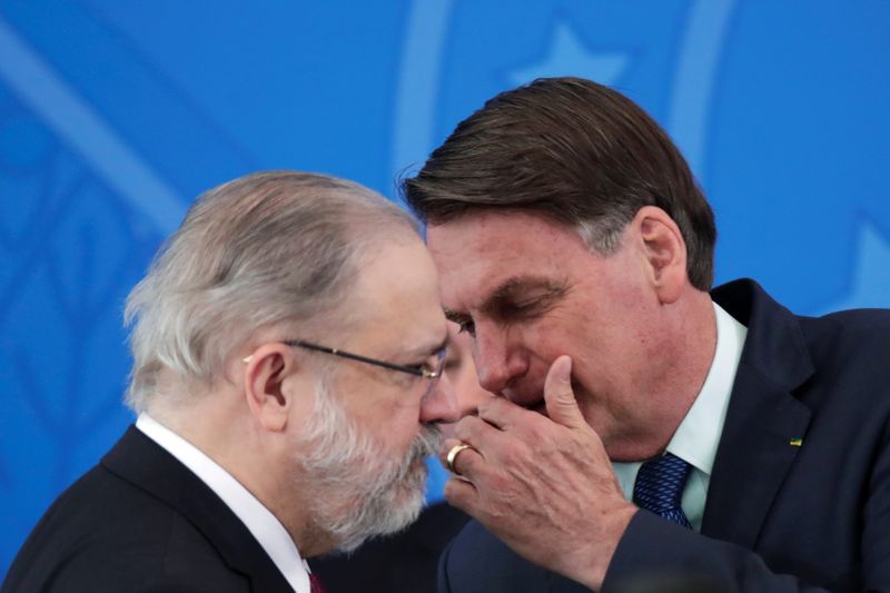 PGR rejeita abrir investigação contra Bolsonaro por cheques de Queiroz à primeira-dama