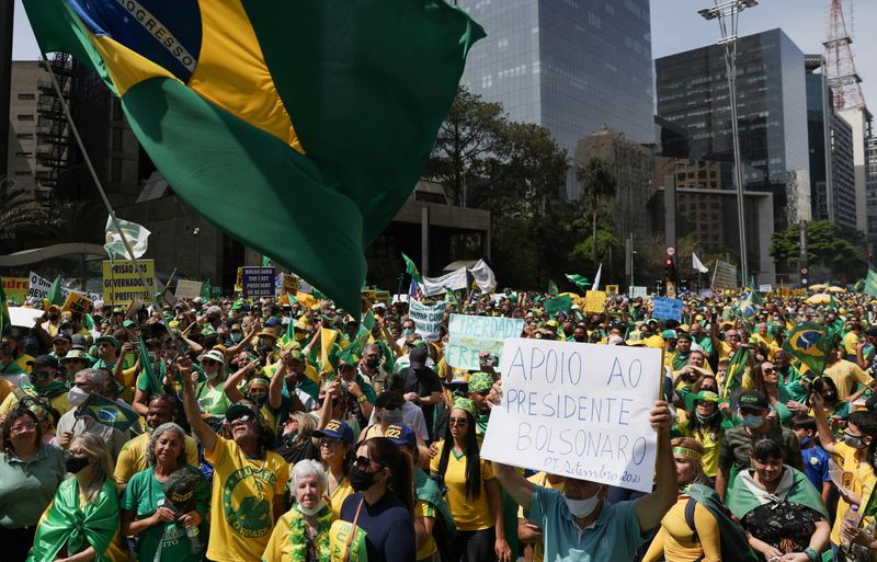 Bolsonaro ataca Moraes e Barroso e diz que jamais será preso por “canalhas”