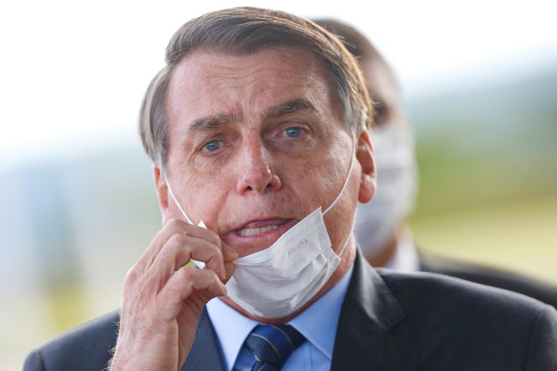 Bolsonaro diz que vacina contra Covid é interrogação e promete ‘notícia bomba’ sobre cloroquina