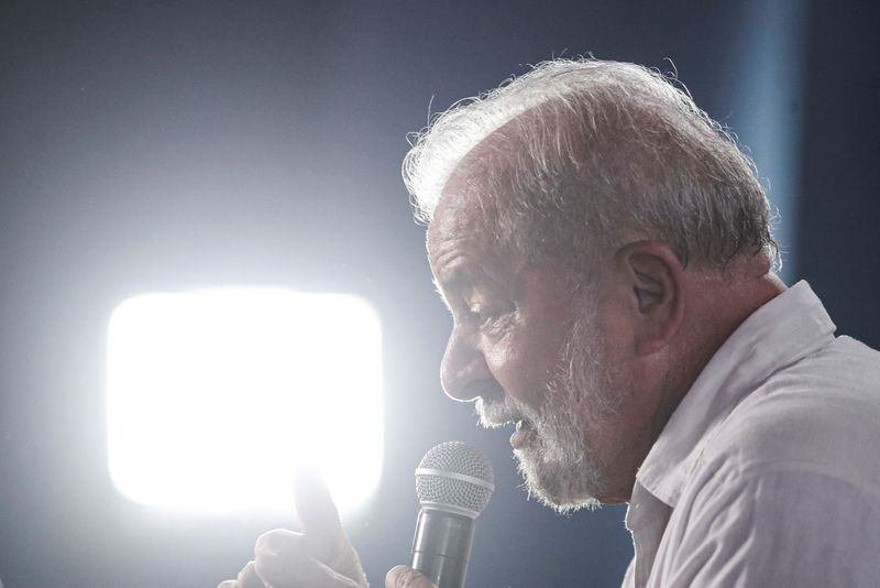Lula mantém liderança em corrida pelo Planalto, Bolsonaro segue isolado em 2°, diz pesquisa