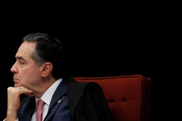 Em despedida, Barroso volta a criticar ações de Bolsonaro e fala em imitação de Trump