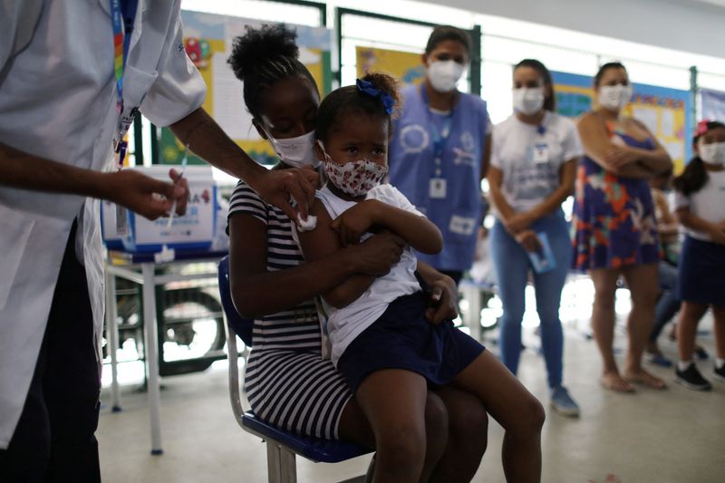 Brasil registra 121.027 novos casos de Covid e mais 1.127 mortes pela doença