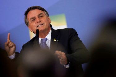 Bolsonaro afirma que Câmara e Senado discutem elevar Auxílio Brasil para R$600