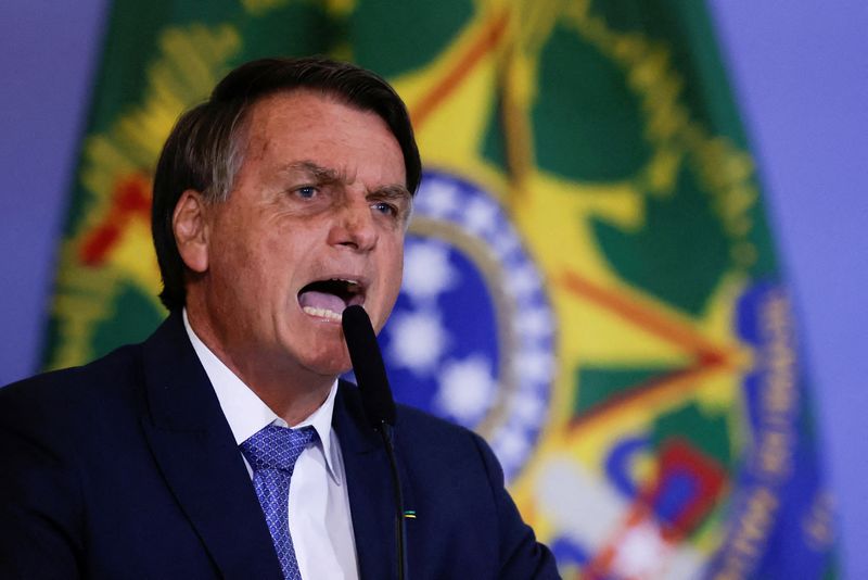 Bolsonaro acusa governadores de “extorsão” e cobra redução de tributos sobre combustíveis