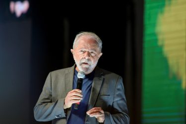 Lula registra candidatura e põe combater inflação como tarefa prioritária do governo