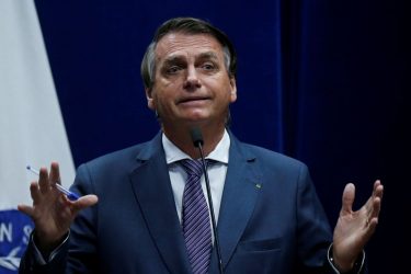 Bolsonaro diz que eleições em papel na França são exemplo para o Brasil