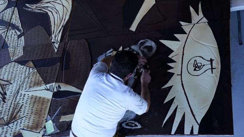 Chocolateiros bascos mostram habilidade e orgulho cultural recriando “Guernica”