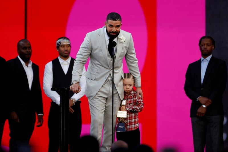 Drake se retira de corrida por prêmios Grammy