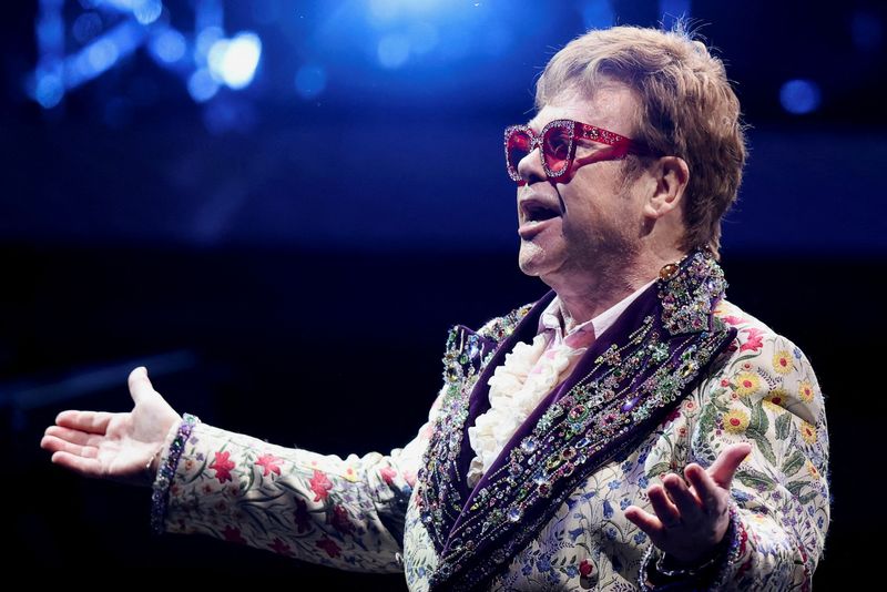 Elton John tem diagnóstico de Covid e adia as datas da turnê de despedida