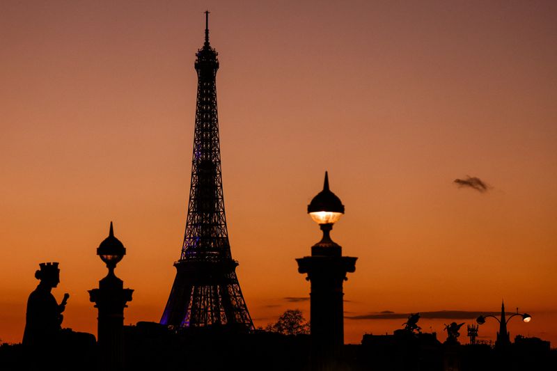 Torre Eiffel está enferrujada e precisa de reforma completa, apontam relatórios