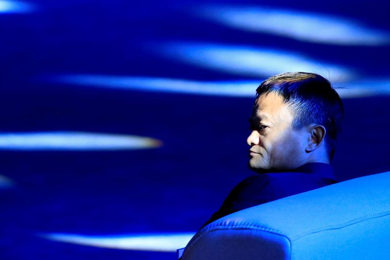 Jack Ma faz rara visita à sede do Alibaba em Hangzhou