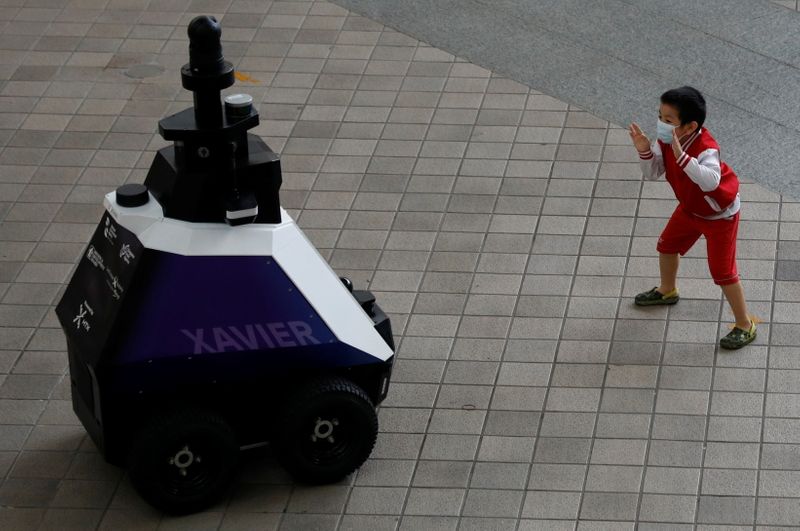 Cingapura testa patrulha com robôs para detectar mau comportamento social
