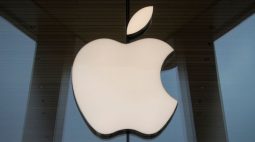Apple permitirá que iPhones aceitem cartões de crédito sem hardware extra, diz Bloomberg