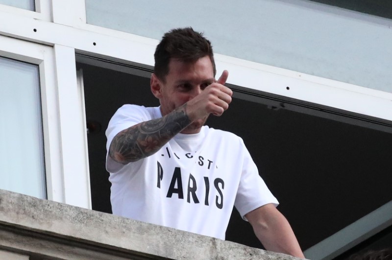 Messi assina com o PSG após deixar o Barcelona