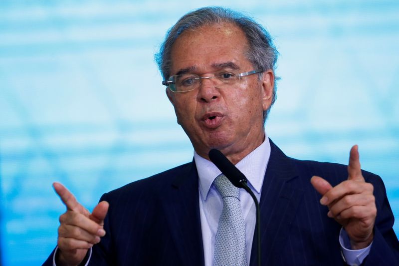 Guedes diz ser inevitável que candidatos presidenciais prometam auxílio permanente de R0