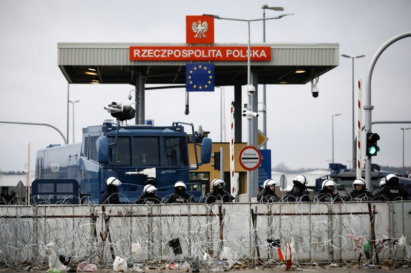 Polônia diz que Belarus leva imigrantes de volta à fronteira depois de esvaziar campos