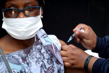 Vacinas provavelmente protegem infectados pela ômicron de doenças graves, diz especialista
