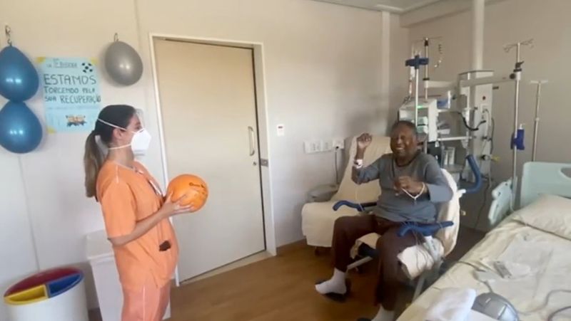 Pelé tem última sessão de quimioterapia do ano e diz que passará por bateria de exames