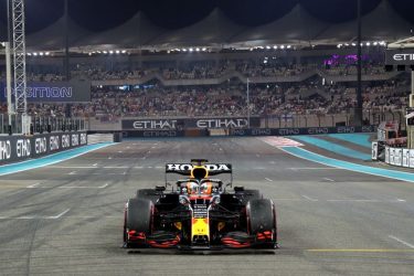 Verstappen desbanca Hamilton e conquista pole para corrida decisiva em Abu Dhabi