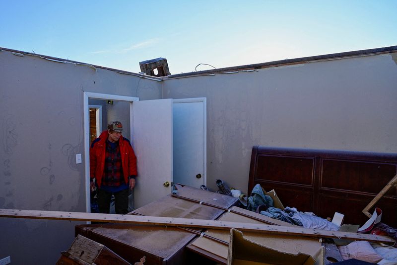 Sobreviventes de tornado no Kentucky vasculham destroços em cenário de destruição