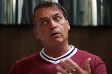 Bolsonaro diz que eleições serão limpas, mas levanta suspeita de “fragilidades” em urnas