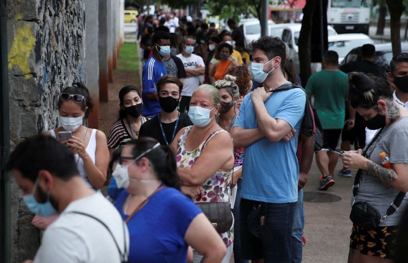 Sem testes e com “apagão de dados”, Brasil fica no escuro para lidar com Ômicron