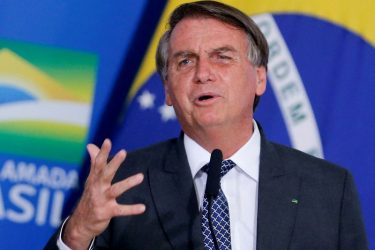 Bolsonaro diz que imunidade de rebanho está salvando Brasil da Covid