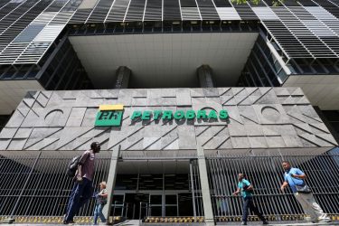 Bolsonaro chama reajuste de combustíveis de “traição” ao povo e defende criação da CPI da Petrobras